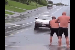 Ô tô - Clip: "Tấm vé" trở về tuổi thơ đầy bất ngờ của hai người đàn ông