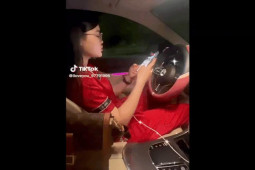 Ô tô - Clip: Cô gái vừa lái xe vừa dùng điện thoại gây bức xúc