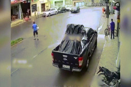 Ô tô - Clip: Đỉnh cao "Lăng ba vi bộ" thoát nạn trong tích tắc