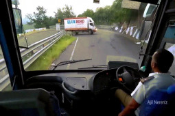 Ô tô - Clip: Tính ra nghề tài xế xe khách cũng "nhàn"