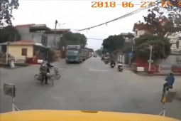 Ô tô - Clip: Tài xế container "hú hồn" khi xe điện qua đường không quan sát