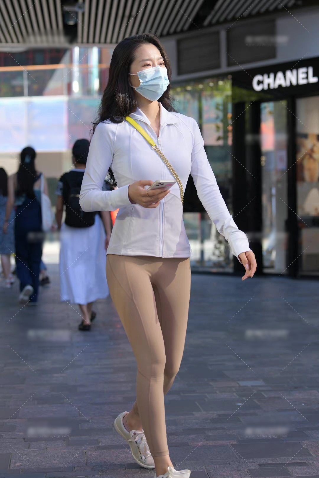 Người đẹp đường phố diện chiếc quần legging màu nude xuống đường (nguồn: Weibo - Chụp ảnh đường phố không cần chỉnh sửa)