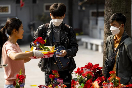 Nam thanh nữ tú đổ xô đến chùa Hà xin "thoát ế" trước ngày lễ tình yêu Valentine