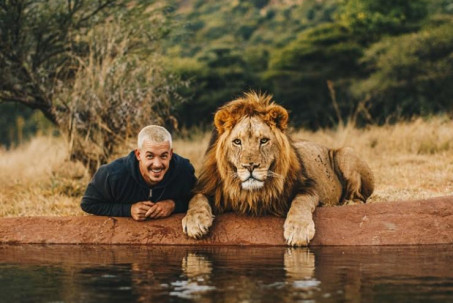 Giám đốc điển trai được sư tử ôm chầm gây cảm động hàng triệu người là ai?