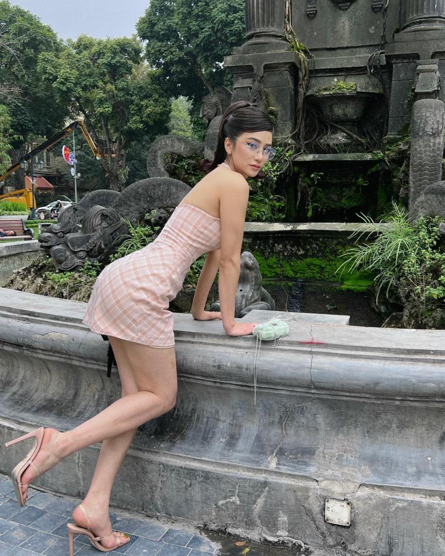 Phong cách thời trang quyến rũ, tôn dáng của chân dài Quảng Ninh trong trang phục do chính cô thiết kế.