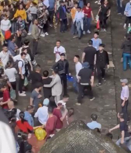 Vụ xô xát ngay trong khuôn viên động Hương Tích