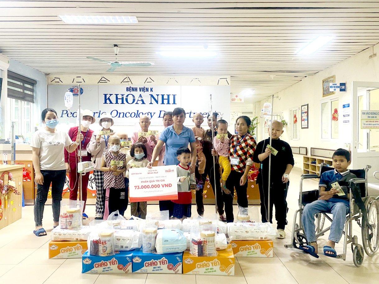 Trao quà cho các bệnh nhân khoa Nhi - Bệnh viện K Tân Triều