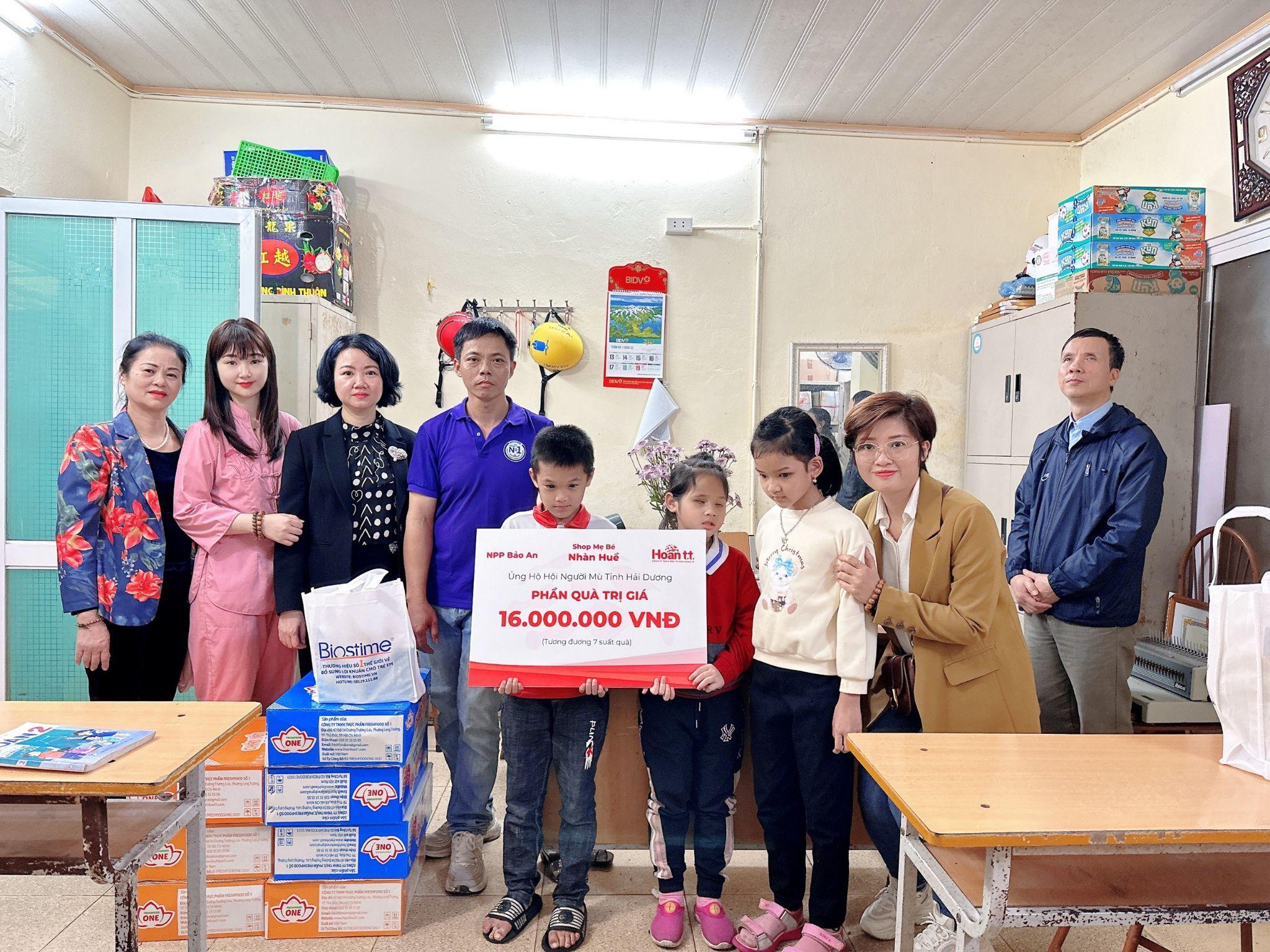 Đoàn thiện nguyện trao tặng quà cho các em bé tại Hội Người mù tỉnh Hải Dương.