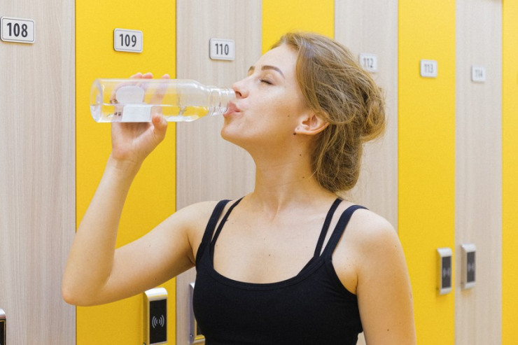 Nghiên cứu cho thấy, không uống đủ nước có thể rút ngắn tuổi thọ của bạn. Ảnh: Pexels