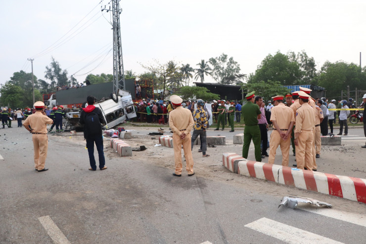 Hiện trường vụ tai nạn kinh hoàng làm 8 người chết ở Quảng Nam - 1