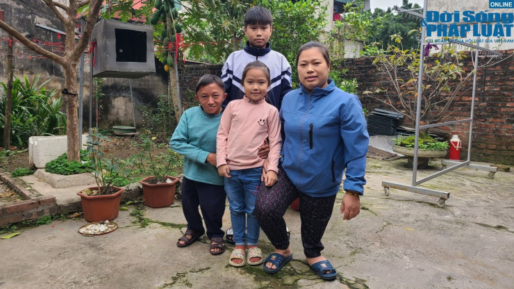 Hai vợ chồng anh Tưởng hạnh phúc bên các con.