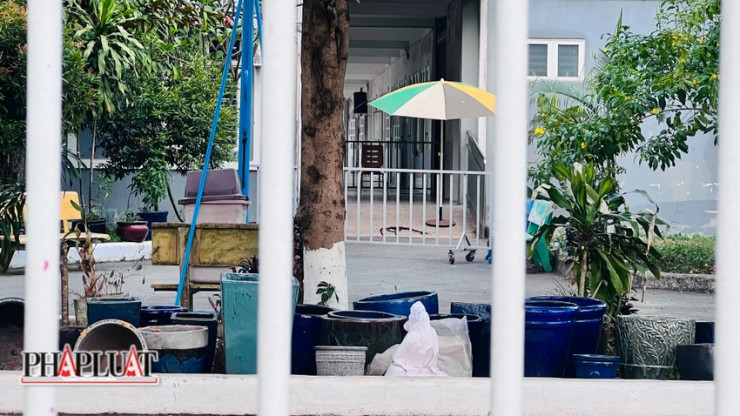 Nơi bé gái rơi xuống tử vong. Ảnh: KD