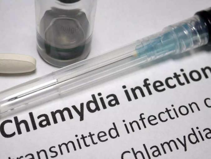 Chlamydia có thể lây truyền từ người bệnh (mắc Chlamydia ở họng, âm đạo, dương vật, trực tràng - hậu môn) sang người lành qua quan hệ bằng miệng.