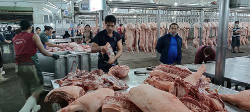 Kinh doanh thịt heo sỉ tại chợ đầu mối Hóc Môn - TP HCM. Ảnh: AN NA