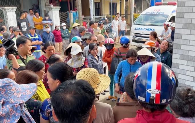 Xe cứu thương đưa thi thể nạn nhân xấu số trong vụ tai nạn giao thông ở Quảng Nam về quê nhà Quảng Ngãi