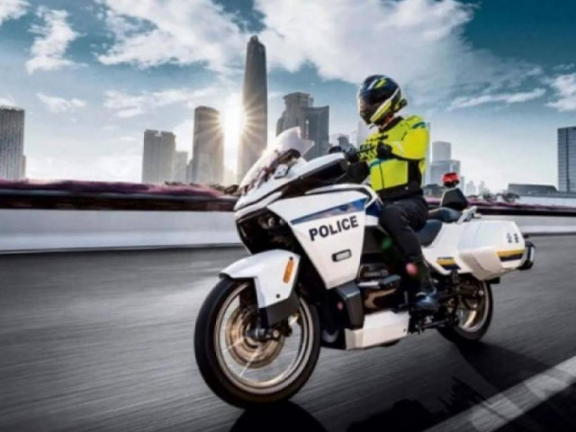 Cảnh sát Trung Quốc sử dụng xe máy điện CFMoto 300GT-E để tuần tra