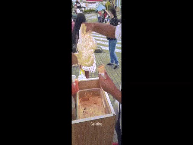Clip: Người đàn ông dùng tay bốc kem cho khách khiến dân mạng ”hết hồn”