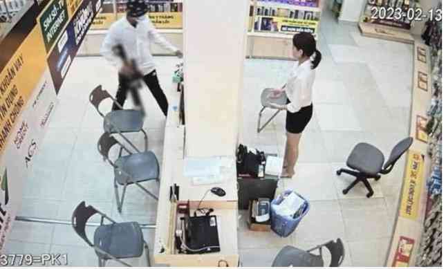 Hình ảnh tên cướp tại cửa hàng Thế giới di động.