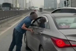 Vụ chặn ô tô, lăng mạ tài xế: Lái xe Porsche có thể đối mặt hình phạt nào?