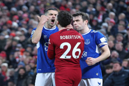 Bóng đá - Sao Everton "biếu" Liverpool bàn thắng, bóp cổ Robertson vẫn thoát thẻ đỏ