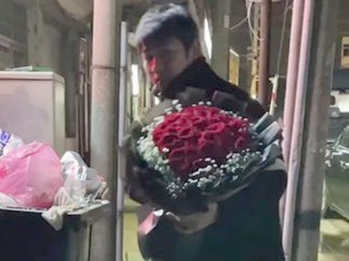 Valentine, chồng nhặt hoa trong thùng rác tặng vợ  - 1