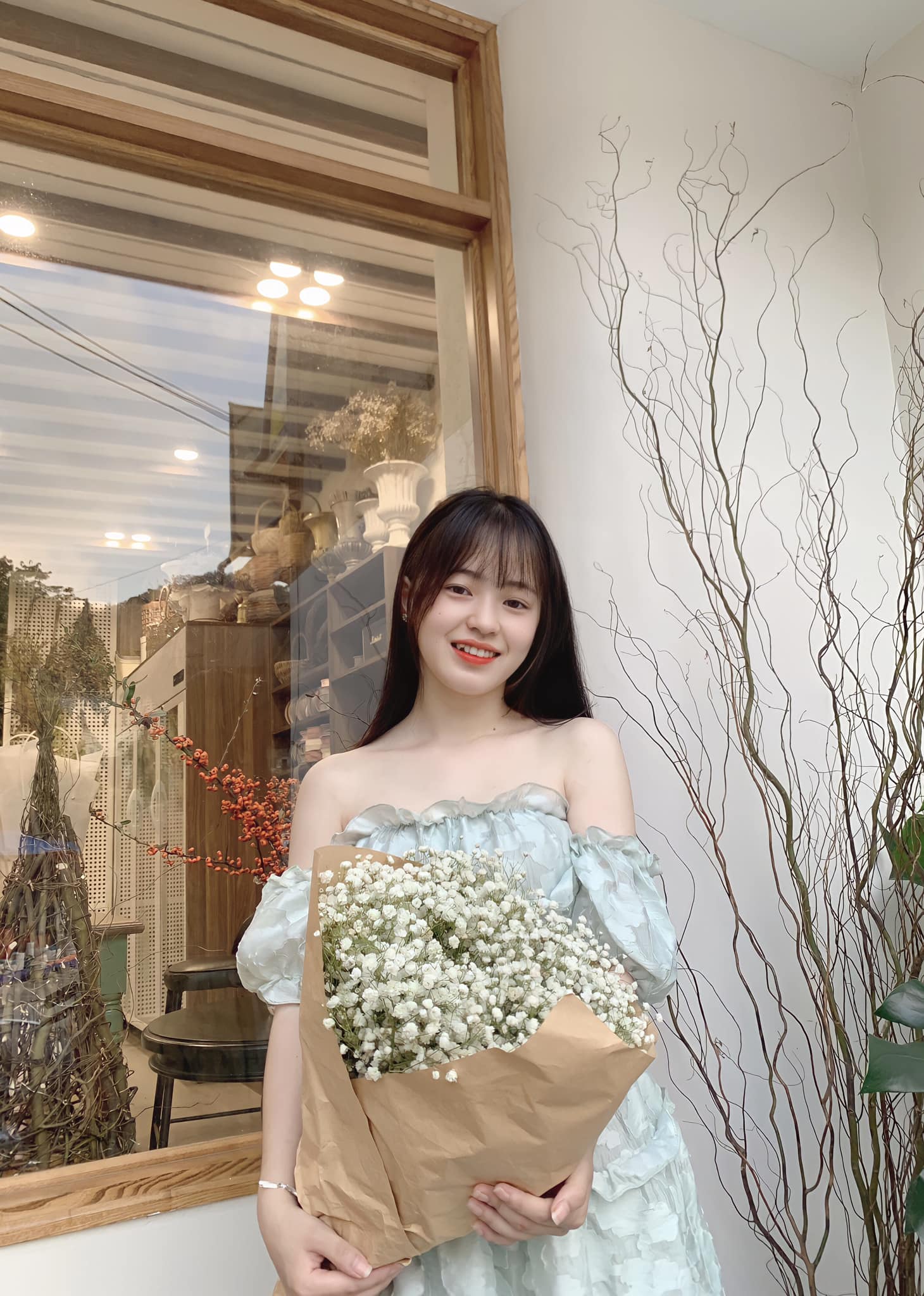 Cô cũng thay đổi phong cách ăn mặc, trông gợi cảm hơn