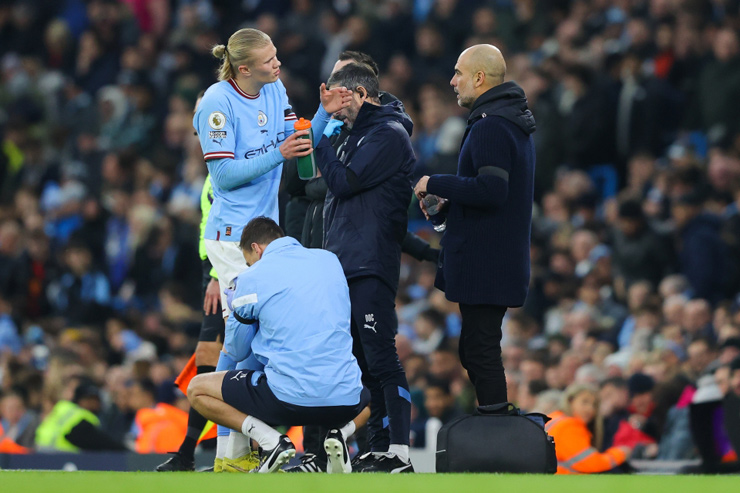 Erling Haaland dính chấn thương đùi và phải rời sân ngay khi hiệp 1 kết thúc ở trận Man City gặp Aston Villa