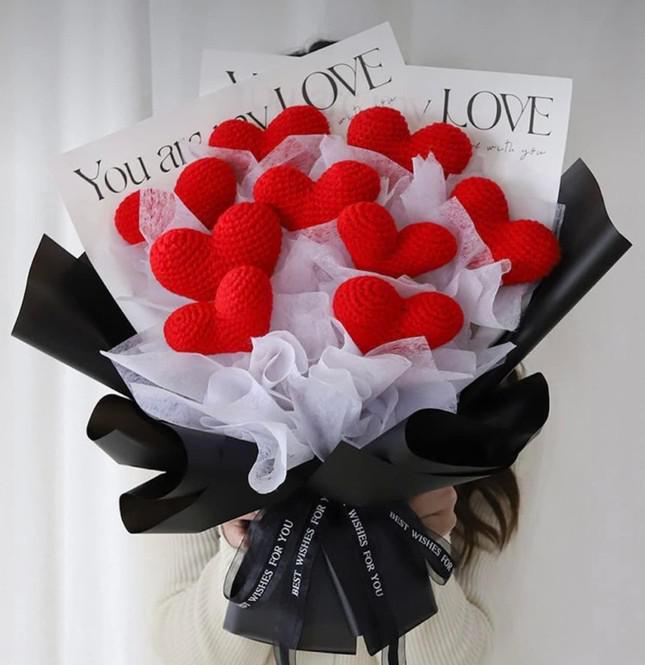 Kiếm “bộn tiền” mùa Valentine, mẹ bỉm sữa thu hàng chục triệu đồng mỗi ngày - 1