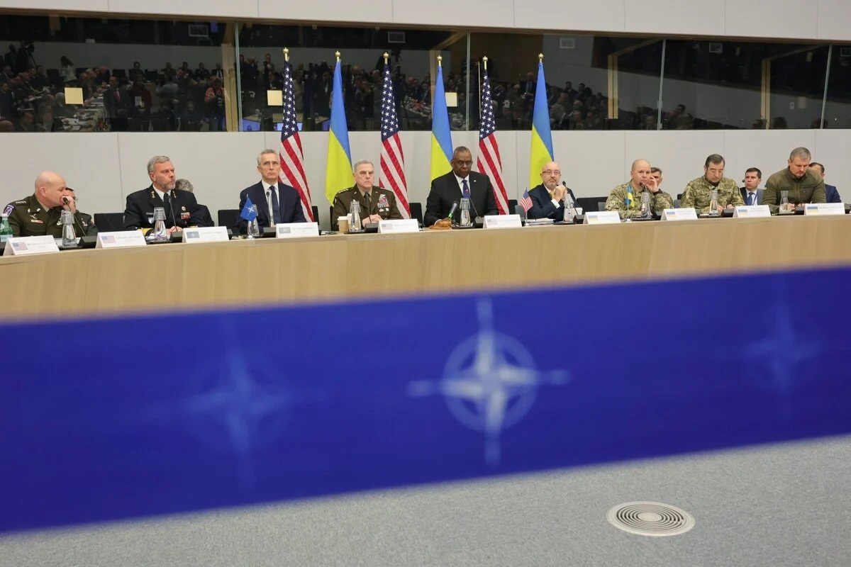 Tổng thư ký NATO Jens Stoltenberg cùng bộ trưởng quốc phòng các nước thành viên và Bộ trưởng quốc Phòng Ukraine nhóm họp (ảnh: CNN)