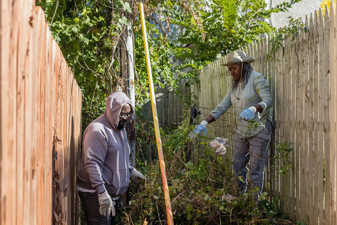 Bà Mary Felder (phải) và hàng xóm dọn dẹp con hẻm sau ngôi nhà nơi bà sống một mình ở TP Philadelphia - Mỹ Ảnh: THE NEW YORK TIMES