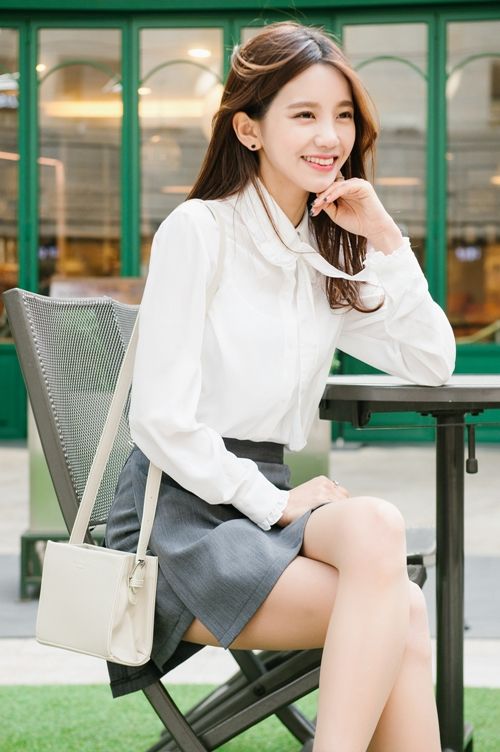 Nữ công sở Trung Quốc diện áo sơ mi, váy mini jupe khoe dáng đi làm - 5