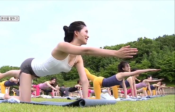 Bên cạnh sự chú ý dành cho gương mặt tươi tắn, một số người nhận ra các cô gái gặp sự cố hớ hênh với trang phục tập.&nbsp;
