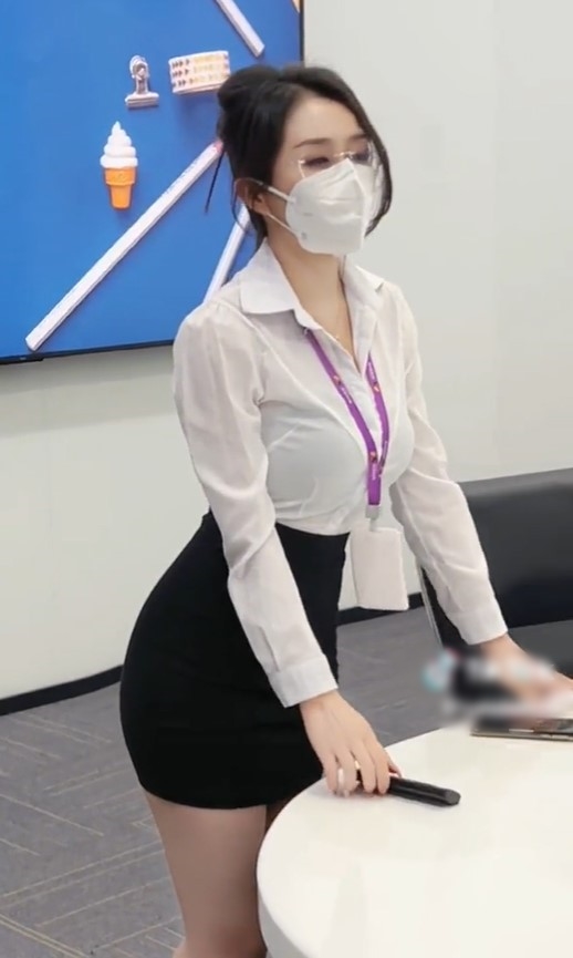 Nữ công sở Trung Quốc diện áo sơ mi, váy mini jupe khoe dáng đi làm - 1