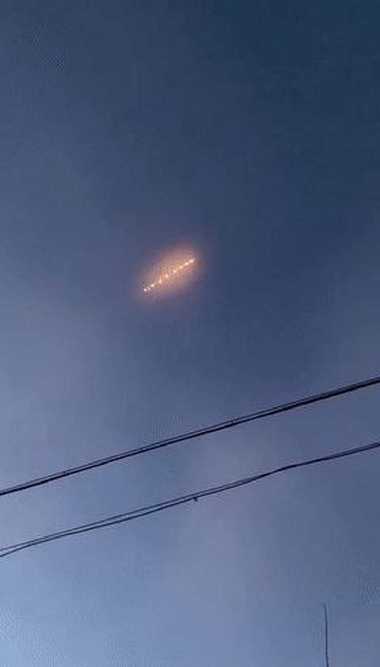 Các UFO để lại vệt sáng trên bầu trời rồi đột ngột biến mất. Ảnh: TELEGRAM