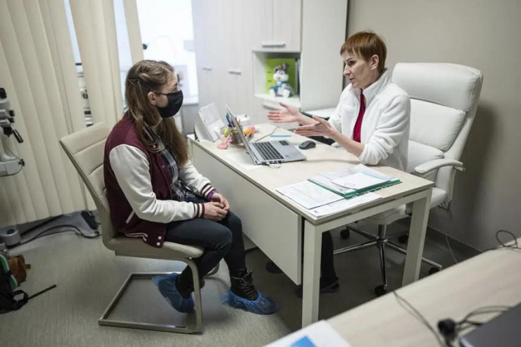 Bác sĩ tại phòng khám hỗ trợ sinh sản IVMED tư vấn cho một người đến khám. Ảnh: AP