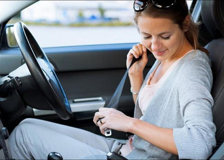 Luật quy định, người lái xe ô tô và người ngồi trên xe (tại vị trí có dây an toàn) phải thắt dây an toàn. (Ảnh minh hoạ)
