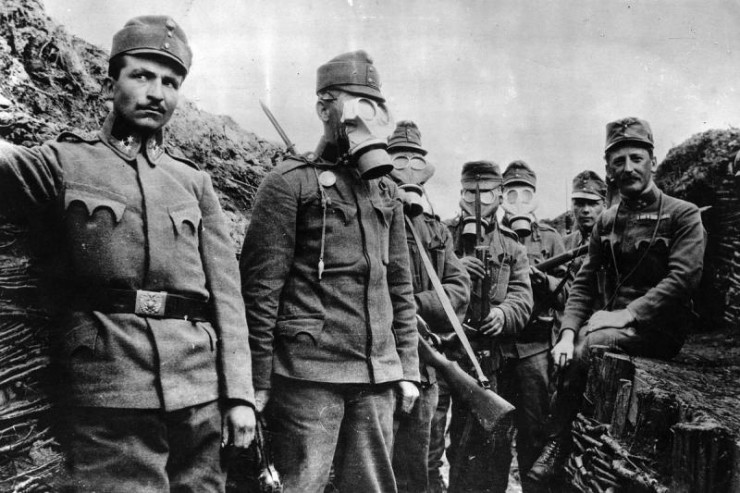 Binh lính Áo đeo mặt nạ phòng độc, năm 1916.