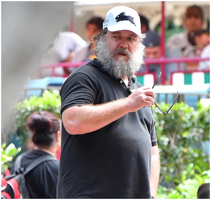 Dù mới 58 tuổi nhưng Russell Crowe không khác gì một ông lão ngoài 70 với râu ria bạc phơ, kém hấp dẫn.&nbsp;
