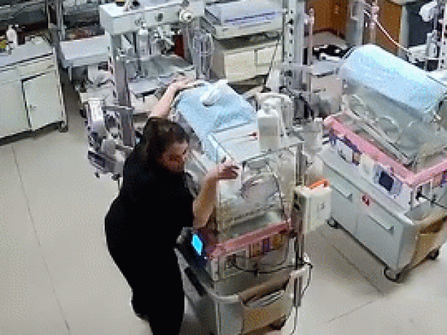 Clip: Hai y tá dùng tay ôm chặt lồng ấp trẻ sơ sinh giữa trận động đất