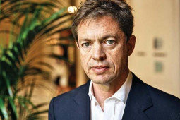 Kinh doanh - Tỷ phú vô gia cư, tư trang chỉ có vài chiếc áo, mặc sờn rách mới bỏ đi