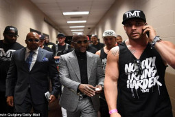 Thể thao - Mayweather được "30 vệ sĩ" bảo vệ, 1 võ sĩ bị knock-out ở tư thế đứng