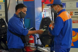 Thị trường - Tiêu dùng - Giá xăng dầu hôm nay 16/2: Tiếp tục lao dốc khi e ngại sức cầu yếu