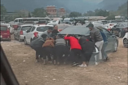 Ô tô - Clip: Ô tô đỗ chắn đường phải dùng đến xe nâng "chạy bằng cơm" để dọn dẹp