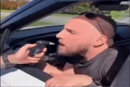 Ô tô - Clip: Đỡ không nổi với cách thổi nồng độ cồn có một không hai