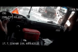 Ô tô - Clip: Đường đang thi công xe khách phóng nhanh lao thẳng vào container