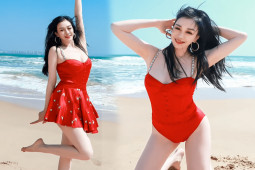 Thời trang - "Bom gợi cảm gốc Việt" tự tin diện áo tắm ở tuổi 53 vì sở hữu vóc dáng ấn tượng
