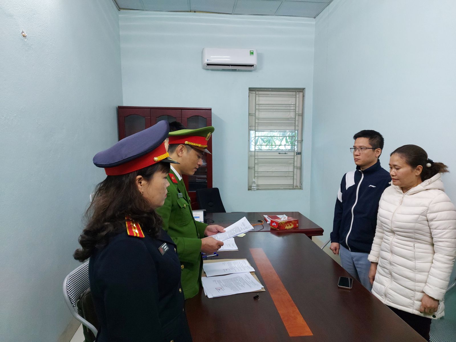 Cơ quan công an thi hành lệnh bắt giam ông Trịnh Ngọc Tuấn.