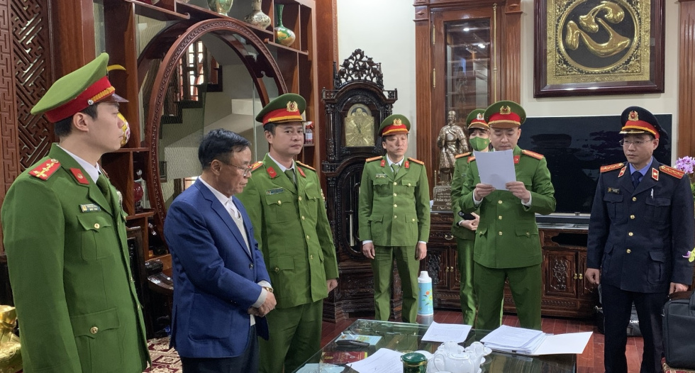 Cơ quan điều tra thực hiện bắt giam ông Trương Minh Hiến (người mặc áo vest xanh)
