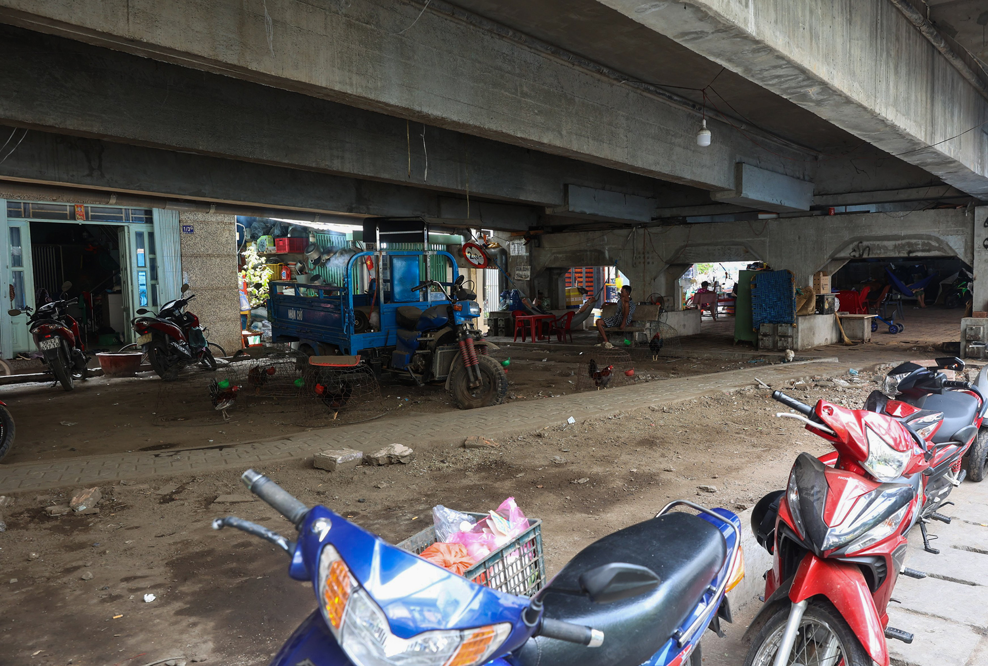 Ghi nhận tại cầu Chữ Y, quận 8, TP.HCM, gầm cầu có không gian khá rộng, người dân dùng để nuôi gà, để đồ đạc khiến gầm cầu nhếch nhác.