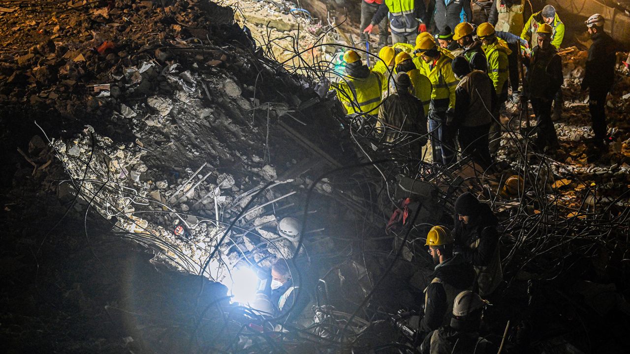 Nhóm cứu hộ đào sâu xuống 1 tòa nhà sụp đổ ở Thổ Nhĩ Kỳ (ảnh: CNN)